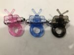 Vista lateral del anillo vibrador mariposa azul con bala vibradora