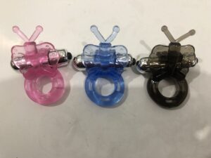 Vista lateral del anillo vibrador mariposa azul con bala vibradora