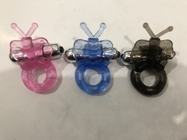 Vista lateral del anillo vibrador mariposa azul con bala vibradora