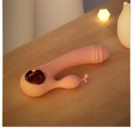 Vibrador Rabbit LILO rosado recargable sobre mesa